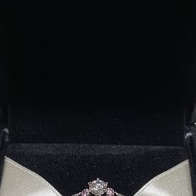 【エクセルコダイヤモンド(EXELCO DIAMOND)の口コミ】 決めてはデザインです。王冠のモチーフに惹かれて一目惚れでした！また、…