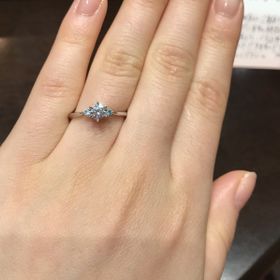 【ケイウノ ブライダル(K.UNO BRIDAL)の口コミ】 見た目がとにかく可愛い。また、横に石がついていることから、石が大きく…