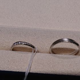 【ヴァンドーム青山(VENDOME AOYAMA)の口コミ】 女性用は、ストレートのリングにメレダイヤが斜めに流れるように着いてお…