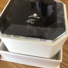 【4℃ BRIDAL(ヨンドシーブライダル)の口コミ】 リングが少しカーブしており、一般的なものよりデザイン性を重視して購入…