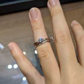 【4℃ BRIDAL(ヨンドシーブライダル)の口コミ】 光に当たるとキラキラします。4℃のウェーブは緩やかで全体的にウェーブが…