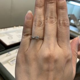 【ラザール ダイヤモンド【取扱店販売】の口コミ】 上から見るとわからないのですが、横から見ると爪部分から伸びた部分が丸…