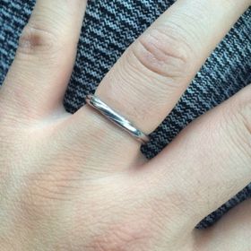 【銀座ダイヤモンドシライシの口コミ】 沢山指輪のデザインある中でシンプルでありながら流線型のデザインが入っ…