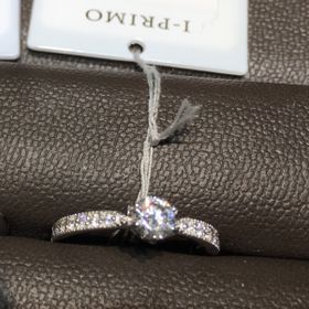 【アイプリモ(I-PRIMO)の口コミ】 メインストーンの横に小さなメレダイヤが付いており、ミル打ち加工もされ…