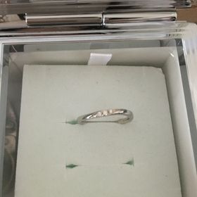 【canal4℃(カナルヨンドシー)の口コミ】 真っ直ぐな形の指輪よりウェーブがかった指輪のほうが好みで何個か試着し…