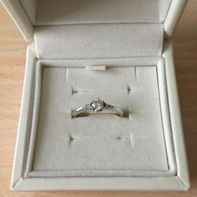 【4℃ BRIDAL(ヨンドシーブライダル)の口コミ】 婚約指輪は１つ大きな石がついているものよりもいくつかついていたほうが…