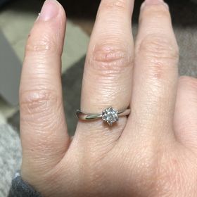 【4℃ BRIDAL(ヨンドシーブライダル)の口コミ】 当初、婚約指輪はストレートラインにしようとしましたが、結婚指輪をスト…