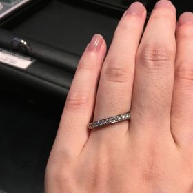 【エクセルコダイヤモンド(EXELCO DIAMOND)の口コミ】 キラキラ好きなので結婚指輪はハーフエタニティと決めていました。定番な…