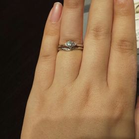 【ケイウノ ブライダル(K.UNO BRIDAL)の口コミ】 ダイヤモンドが、真ん中の0.3カラットのほかにも、左右小さいダイヤモンド…