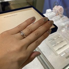 【ヴァンドーム青山(VENDOME AOYAMA)の口コミ】 キラキラしたダイヤが多い華やかなデザインが多いと思いました。婚約指輪…