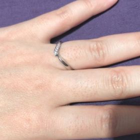 【俄(にわか)の口コミ】 V字の様なデザインで指が長く綺麗に見えるのが良かったです。メレダイアは…