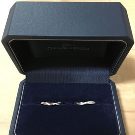 【銀座ダイヤモンドシライシの口コミ】 指輪のデザインが気に入り購入しました。
もう少しシンプルなデザインの指…
