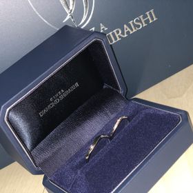 【銀座ダイヤモンドシライシの口コミ】 地金のウェーブに合わせて横に長く細かいダイヤモンドが散りばめられてい…