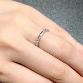 【銀座ダイヤモンドシライシの口コミ】 指輪のデザインが上品でいて、着ける向きによって雰囲気が変わりるという…