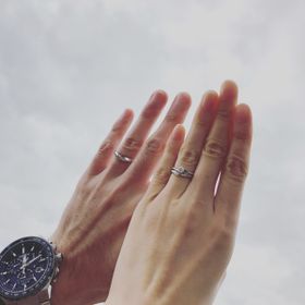 【俄(にわか)の口コミ】 セットリングなので婚約指輪とフィットします！ストレートの物よりも、カ…