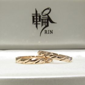 【輪-RIN-の口コミ】 シンプルかつ高級感のある結婚指輪を探しており、
キラキラした他にはない…
