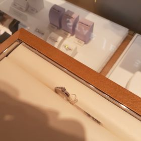 【STAR JEWELRY(スタージュエリー)の口コミ】 ウェーブ状に入れられたメレダイヤがとても可愛いかったです。
指につける…