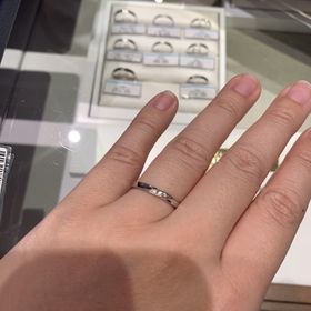 【銀座ダイヤモンドシライシの口コミ】 石がキラキラしてキュンときました。ずっとつけるものだから飽きが来ない…