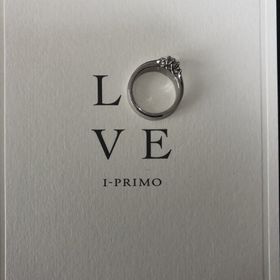 【アイプリモ(I-PRIMO)の口コミ】 シンプルかつ大きく真ん中に存在感があり、サイドにダイヤが2つあることで…