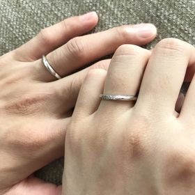 【アイプリモ(I-PRIMO)の口コミ】 ストレートの指輪ですが、男女ともウェーブのデザインが入っていてどの角…