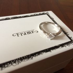【Frame originalの口コミ】 指が細く見えるタイプを探していたので、V字を選びました。やはり丈夫さな…