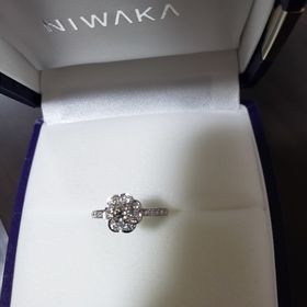 【俄(にわか)の口コミ】 花びらのデザインで思っていた通りの指輪でした。ダイヤもとても綺麗でキ…