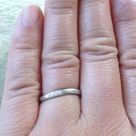 【Something Blue(サムシングブルー)の口コミ】 写真をご覧の通り、私は指が職人系のゴツい感じなので少しでも指が細く長…