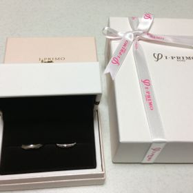 【アイプリモ(I-PRIMO)の口コミ】 メレダイヤをリングの片側に敷き詰めた、シンプルでいてゴージャスなデザ…