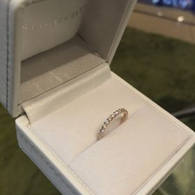 【STAR JEWELRY(スタージュエリー)の口コミ】 普段使いが出来るようなデザインを希望していました。
結婚指輪との重ね付…