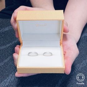 【ケイウノ ブライダル(K.UNO BRIDAL)の口コミ】 シンプルで、主張の強すぎない個性のあるものを探したところ、木目金のデ…