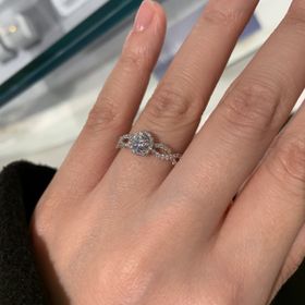 【ヴァンドーム青山(VENDOME AOYAMA)の口コミ】 0.3ctと平均的な大きさでしたが、センターストーンの周りが小さなダイヤで…