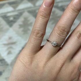 【Foulason(フレゾン)の口コミ】 ギラギラしたThe婚約指輪というものが苦手で華奢なものを探していました。…