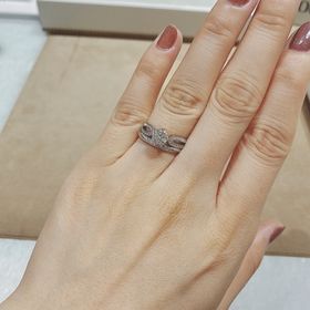 【ブシュロン(BOUCHERON)の口コミ】 【指輪のデザイン】
ブシュロンの顔でもあるポンドゥパリ。どのメーカーに…