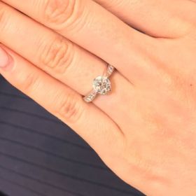 【GALA JEWELRY(ガラジュエリー)の口コミ】 メレダイヤの輝きもしっかりとしており、存在感のあるリングです。センタ…