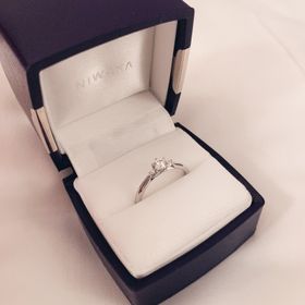 【俄(にわか)の口コミ】 元々婚約指輪とセットで付けることができ、シンプルなデザインのものを探…