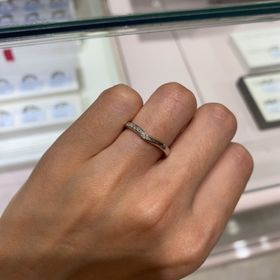 【TRECENTI(トレセンテ)の口コミ】 外側半分はダイヤモンド、内側半分はプラチナなので1列ダイヤモンドよりも…