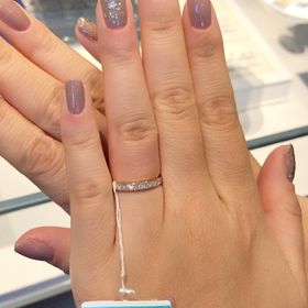 【銀座ダイヤモンドシライシの口コミ】 ハーフエタニティで結婚指輪を探していました。
私は他にも6店舗ほど周り…