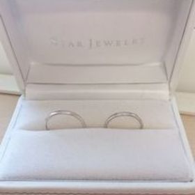 【STAR JEWELRY(スタージュエリー)の口コミ】 ダイヤモンドがたくさん付いてるけど、シルエットがシンプルな結婚指輪が…