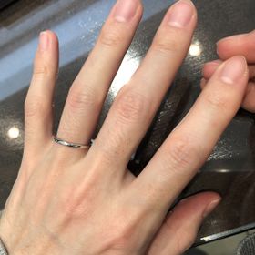 【俄(にわか)の口コミ】 ことのはの結婚指輪はストレートなものに少し斜めにデザインが入ったもの…