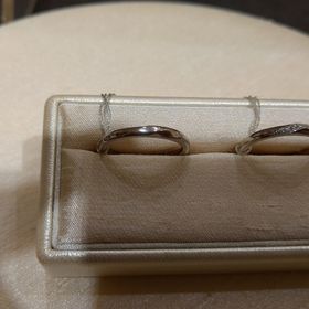 【TRECENTI(トレセンテ)の口コミ】 デザインに一目惚れしてしまいました。
石が繊細で主張し過ぎないところが…