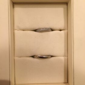 【Dolfani(ドルファーニ )の口コミ】 まずデザインですが、主人はシンプルなものが希望でした。
私はダイヤ入り…