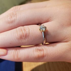 【TOMOE(トモエ)の口コミ】 ダイヤを際立たせるデザインがとても気に入った。他のブランドには無いよ…