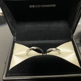 【エクセルコダイヤモンド(EXELCO DIAMOND)の口コミ】 ダイヤモンドが多く、流れるようなデザインでとても素敵だなと思いこちら…