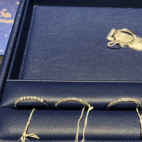 【銀座ダイヤモンドシライシの口コミ】 写真はハーフエタニティーのみです。
左と真ん中のむき出し式の方が色んな…