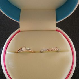 【COCKTAIL(カクテル)の口コミ】 可愛さ、清楚な感じ、デザイン。
【詳細】
見る角度によって指輪の色やダ…