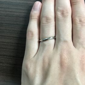 【アイプリモ(I-PRIMO)の口コミ】 遠くから見ると真っ直ぐなリングに見えるが、近くで見ると程よく捻りが入…