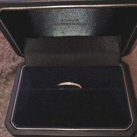 【銀座ダイヤモンドシライシの口コミ】 ダイヤが斜めにデザインされているのですが、リングの幅が細めなので派手…