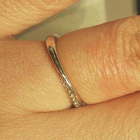 【4℃ BRIDAL(ヨンドシーブライダル)の口コミ】 ウェーブの形が独特で面白いと思います。着ける角度や見る角度によって表…