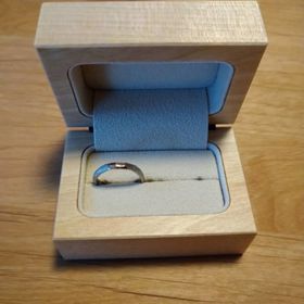 【uchimari(ウチマリ)の口コミ】 ２人で蝋を切り出すところから始めて、指輪の形や表面のデザインを手作り…