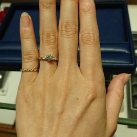 【銀座ダイヤモンドシライシの口コミ】 全体的にゴージャスな指輪を選びました。ダイヤモンドの品質はそこそこで…